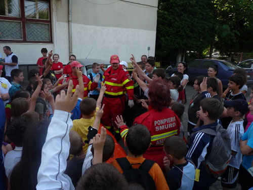 Foto copiii de la "Cosbuc" la SMURD Baia Mare 